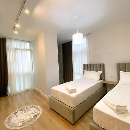 Centrally Located Glamorous Bright Near Bazaar 티라나