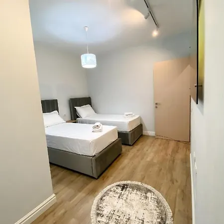 Centrally Located Glamorous Bright Near Bazaar 아파트 *