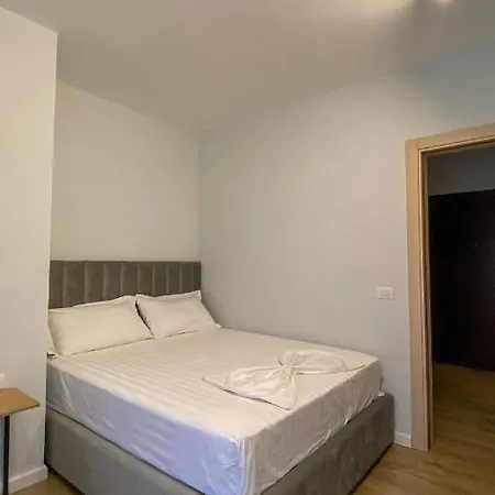 Centrally Located Glamorous Bright Near Bazaar 아파트 *