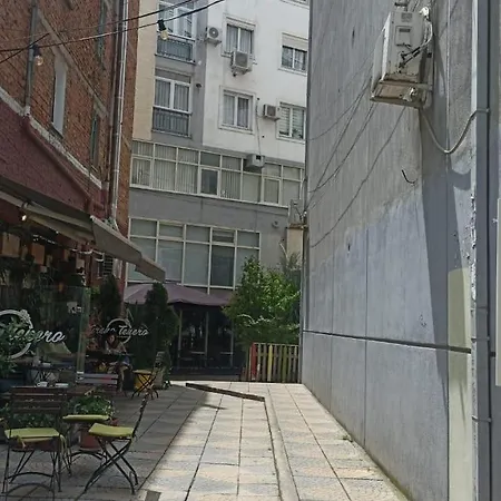 Centrally Located Glamorous Bright Near Bazaar 아파트