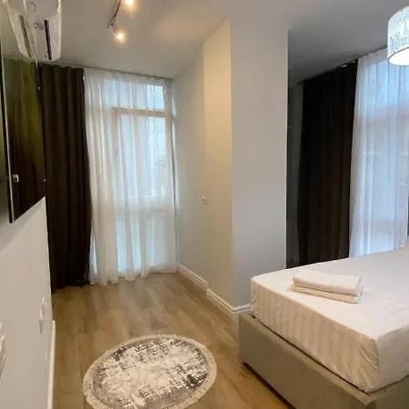 Apartament Centrally Located Glamorous Bright Near Bazaar Tirana