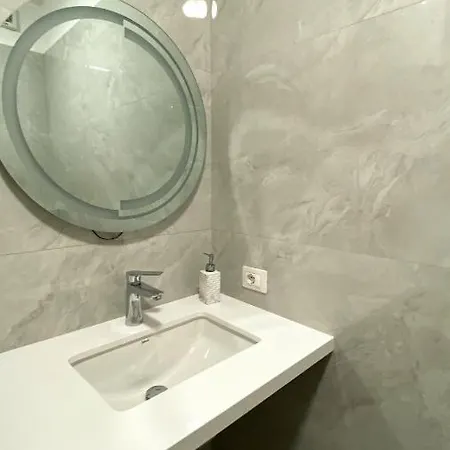 Apartament Centrally Located Glamorous Bright Near Bazaar Tirana